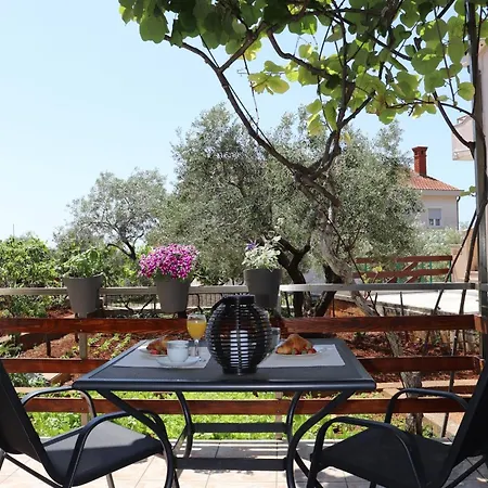 And With Parking Space Krk - 5294 Guest house 3*